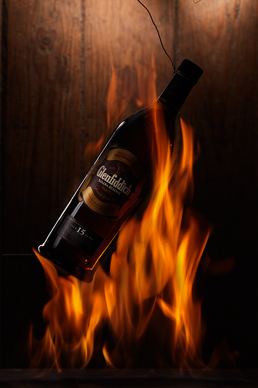 Como fiz a imagem da garrafa  Glenfiddich com fogo