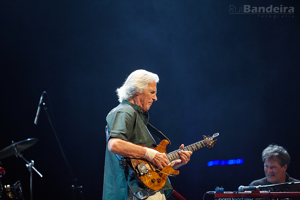 John McLaughlin & The 4th Dimension 12 John McLaughlin coliseu porto 2016 img 1 Rui Bandeira Fotografia Fotografia de produto e comercial - Fotografia de concertos John McLaughlin & The 4th Dimension John McLaughlin no coliseu do porto em 2016 por Rui Bandeira Fotografia