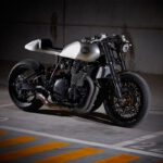 cafe racer cs02 sunburn da it rocks bikes fotografada por Rui Bandeira num parque de estacionamento industrial cinzento