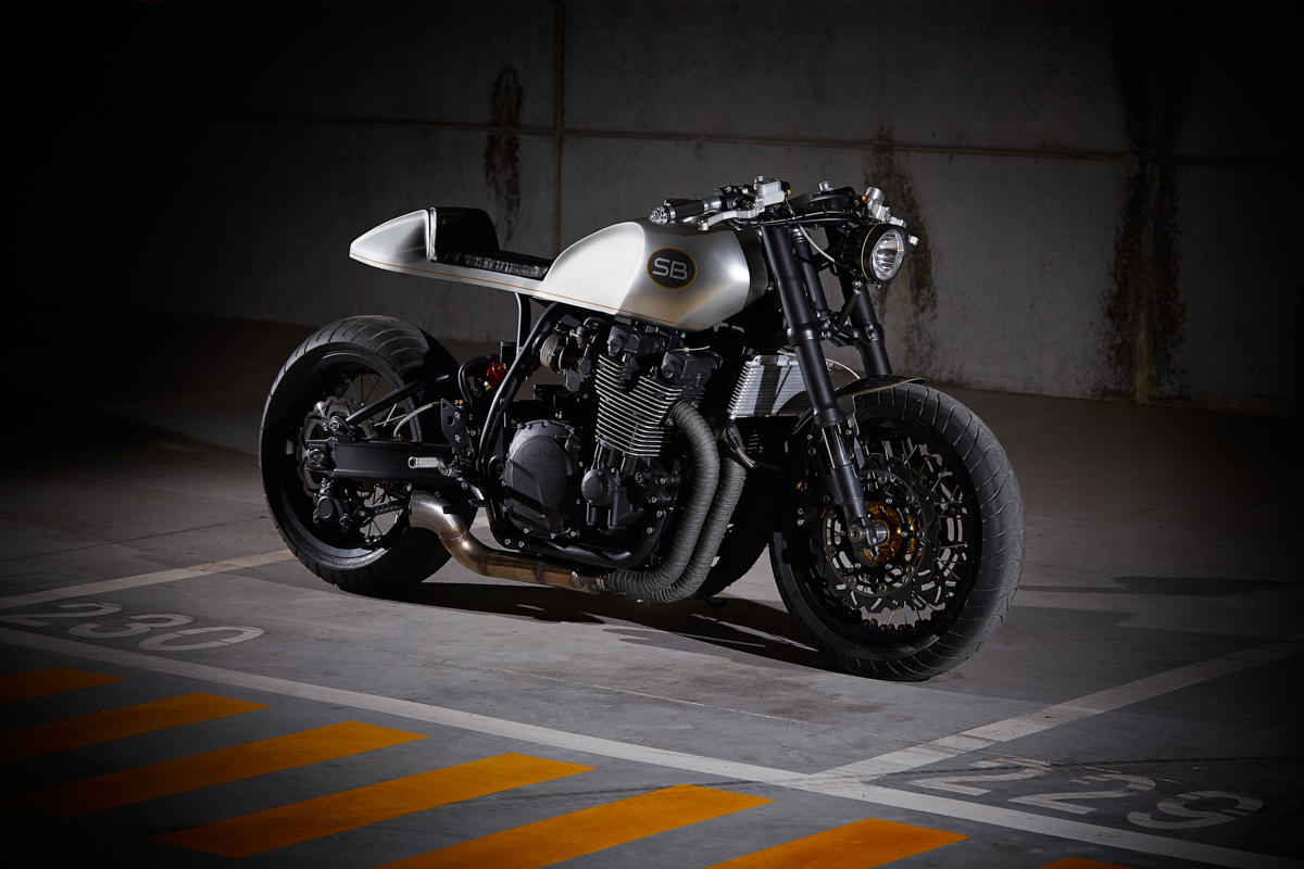 cafe racer cs02 sunburn da it rocks bikes fotografada por Rui Bandeira num parque de estacionamento industrial cinzento