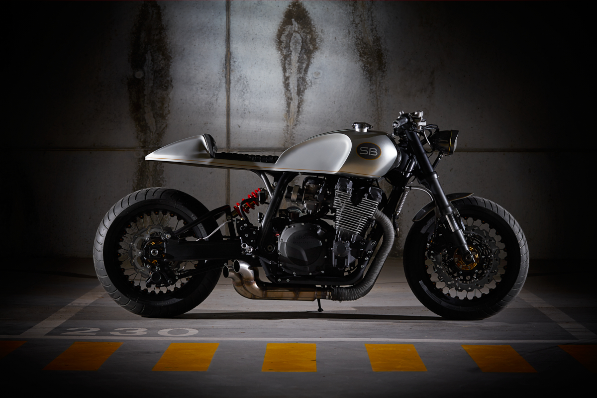 cafe racer it rocks bikes cs02 sunburn 6 cafe racer it rocks bikes cs02 sunburn custom 2 Rui Bandeira Fotografia Fotografia de produto e comercial - Fotografia de concertos cafe racer it rocks bikes cs02 sunburn cafe racer cs02 sunburn da it rocks bikes fotografada por Rui Bandeira num parque de estacionamento industrial cinzento