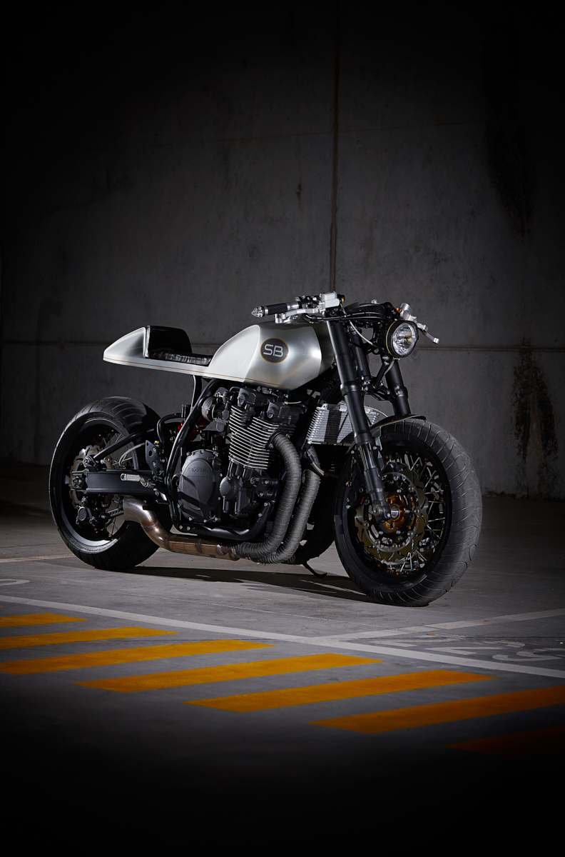 cafe racer cs02 sunburn da it rocks bikes fotografada por Rui Bandeira num parque de estacionamento industrial cinzento