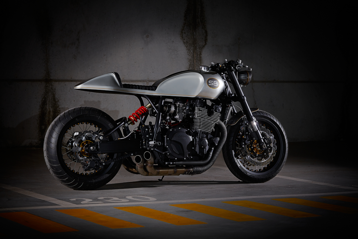 cafe racer cs02 sunburn da it rocks bikes fotografada por Rui Bandeira num parque de estacionamento industrial cinzento