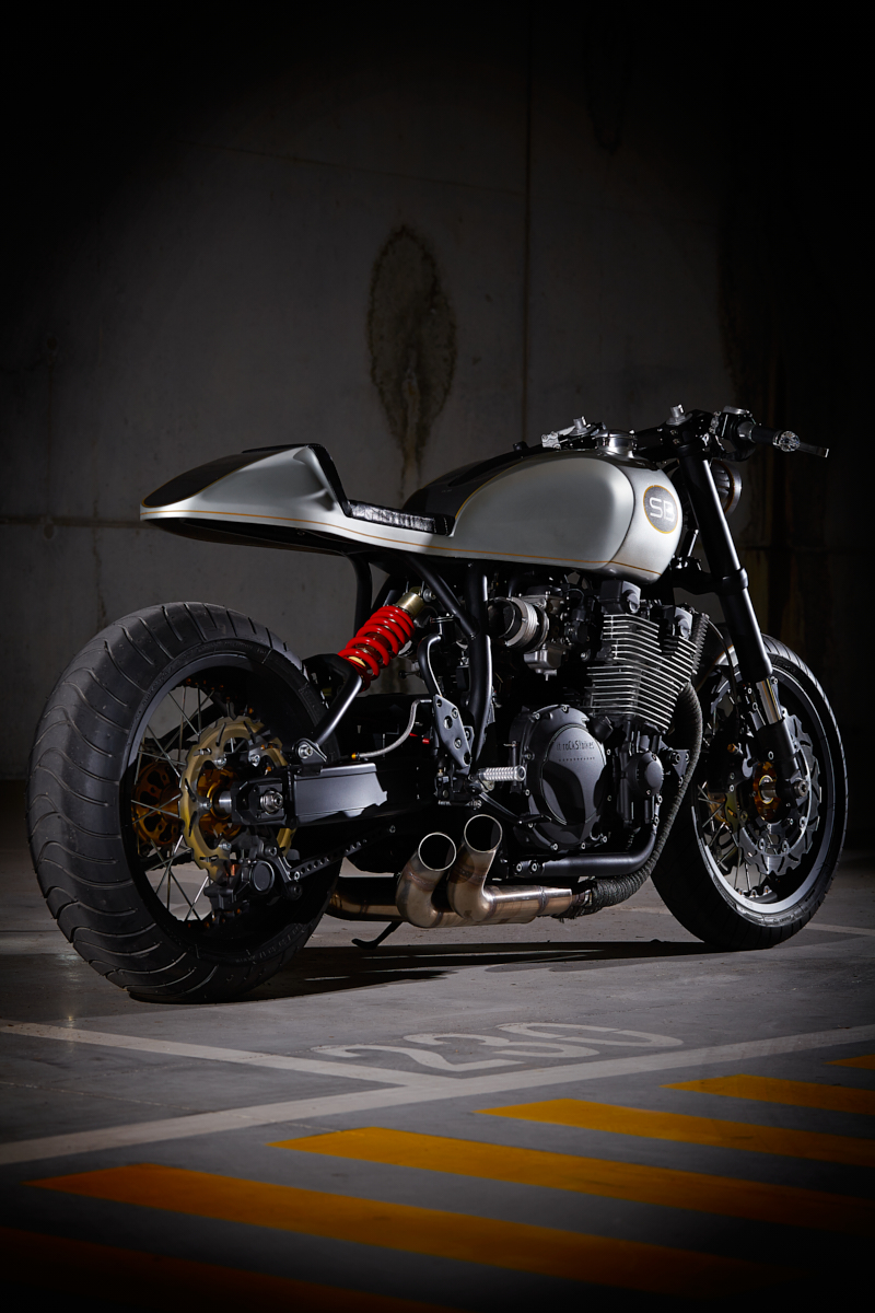 cafe racer cs02 sunburn da it rocks bikes fotografada por Rui Bandeira num parque de estacionamento industrial cinzento