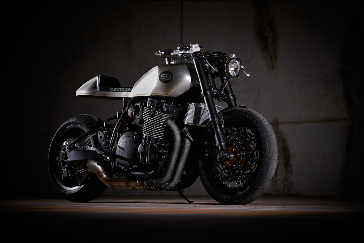 cafe racer cs02 sunburn da it rocks bikes fotografada por Rui Bandeira num parque de estacionamento industrial cinzento