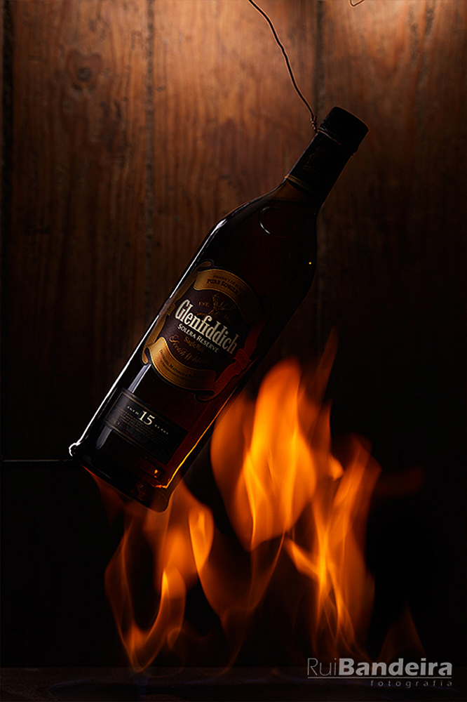 Como fiz a imagem da garrafa  Glenfiddich com fogo