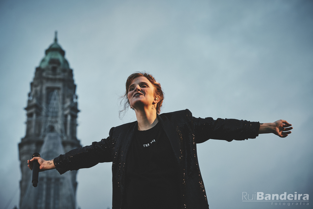 Fotografia de concerto, Caroina Deslandes na AV dos Aliados Porto