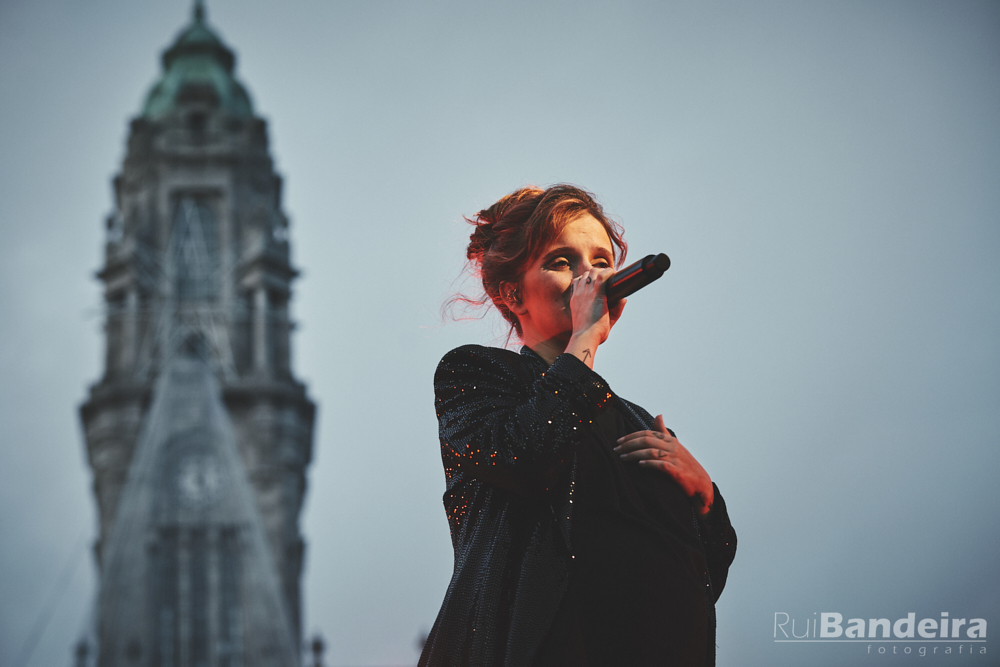 Fotografia de concerto, Caroina Deslandes na AV dos Aliados Porto Concert photography