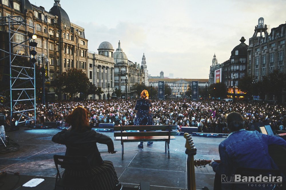 Fotografia de concerto, Caroina Deslandes na AV dos Aliados Porto Concert photography