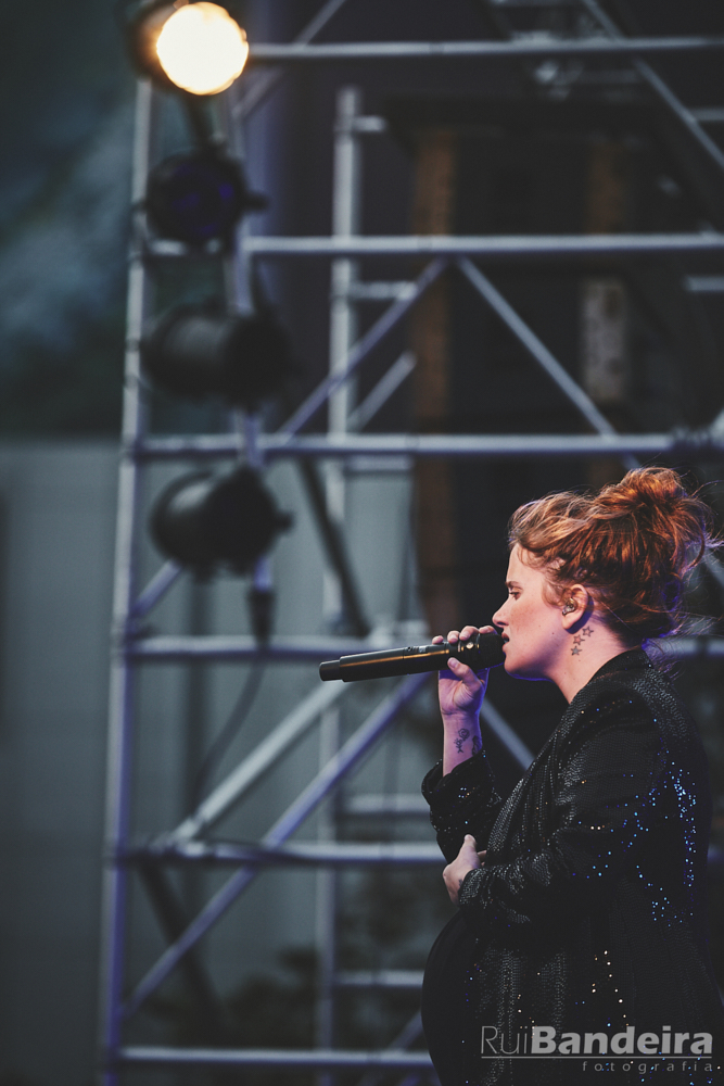 Fotografia de concerto, Caroina Deslandes na AV dos Aliados Porto Concert photography