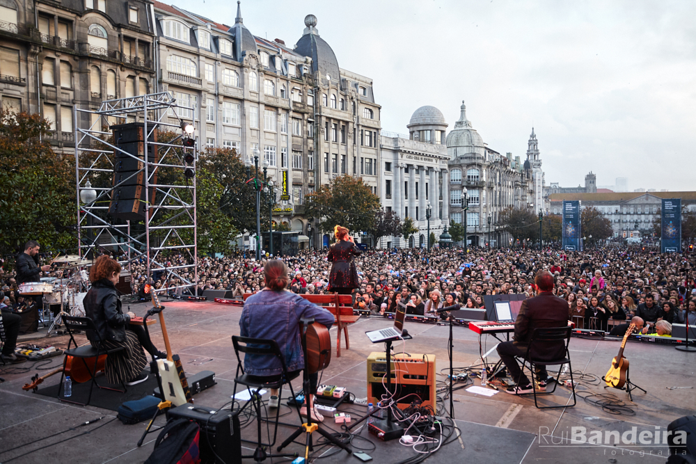 Fotografia de concerto, Caroina Deslandes na AV dos Aliados Porto Concert photography