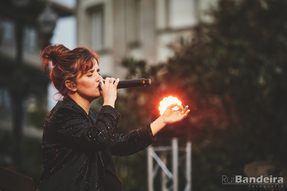 Fotografia de concerto, Caroina Deslandes na AV dos Aliados Porto Concert photography