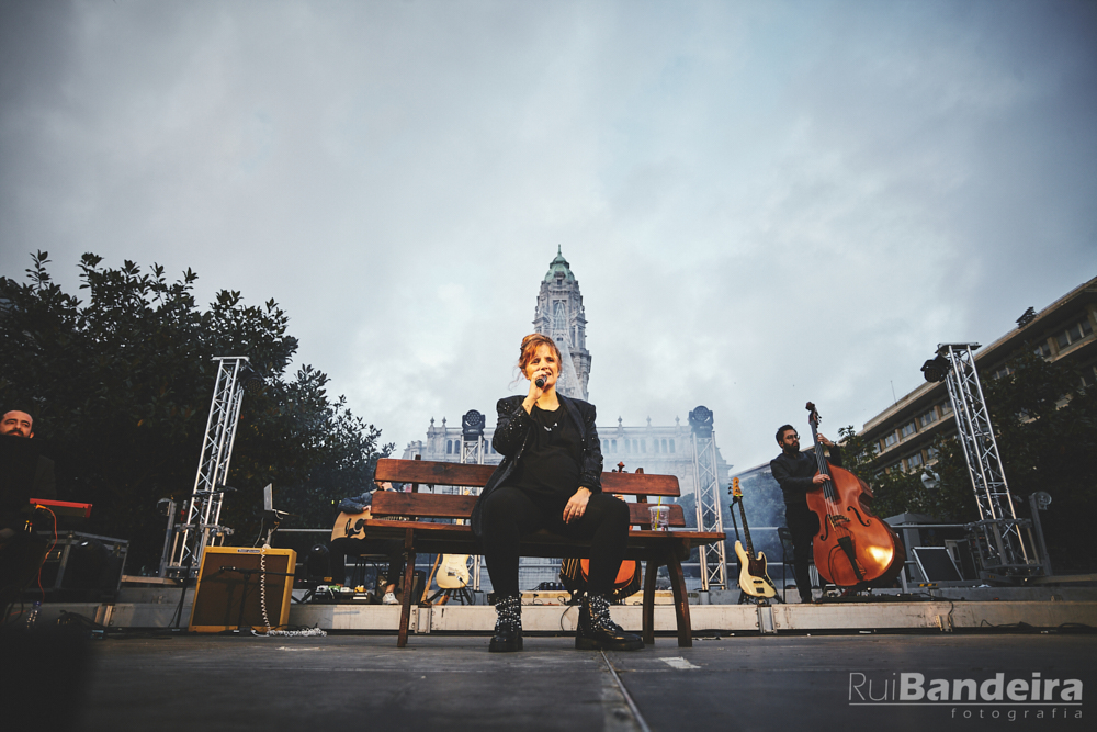 Fotografia de concerto, Caroina Deslandes na AV dos Aliados Porto Concert photography