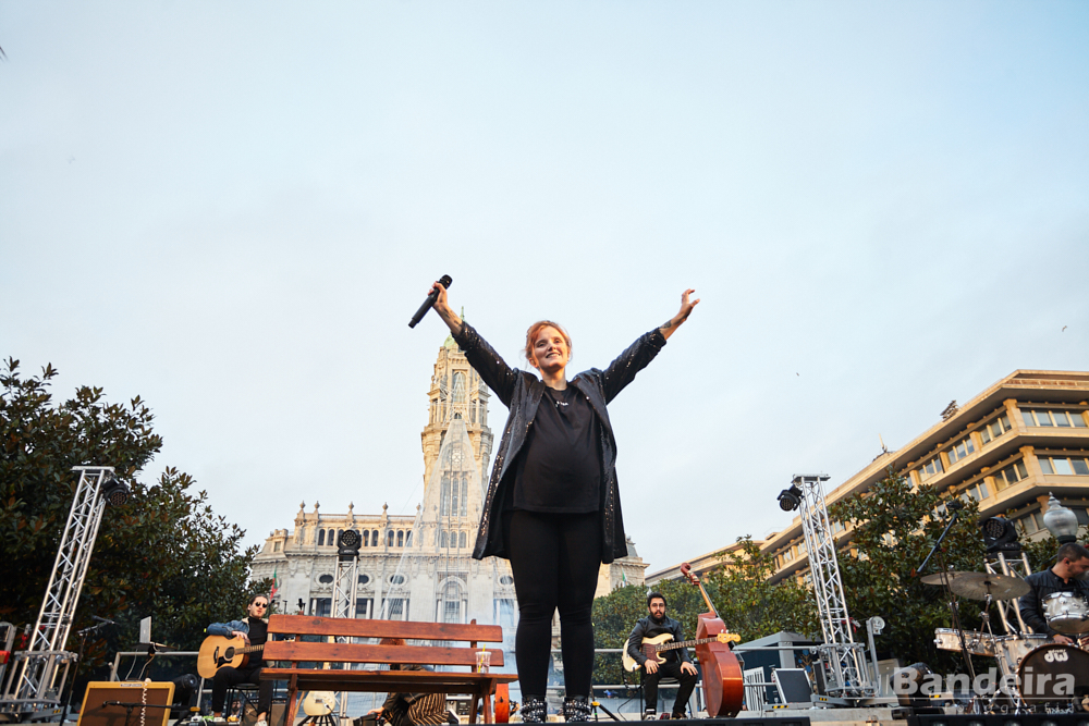Fotografia de concerto, Caroina Deslandes na AV dos Aliados Porto Concert photography