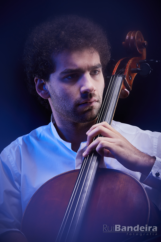 Violoncelista Hugo Paiva 6 Sessao com Hugo Paiva 323 Rui Bandeira Fotografia Fotografia de produto e comercial - Fotografia de concertos Violoncelista Hugo Paiva retratos de artista com a Hugo Paiva. Artist portrait